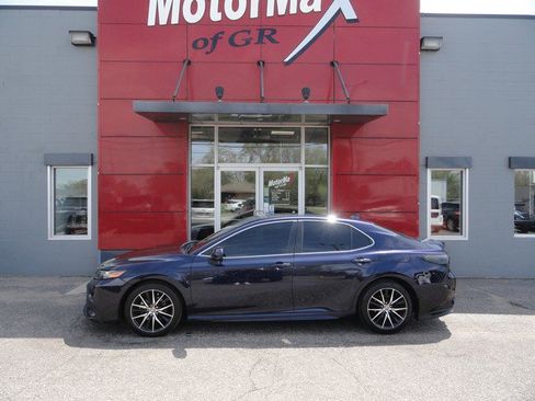 Used 2021 Toyota Camry SE FWD image 2