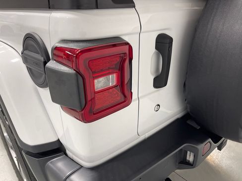 Used 2019 Jeep Wrangler Unlimited Sahara AWD/4WD image 14