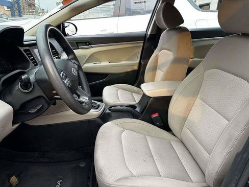 Used 2019 Hyundai Elantra SE w/ Winter Weather Package FWD image 11