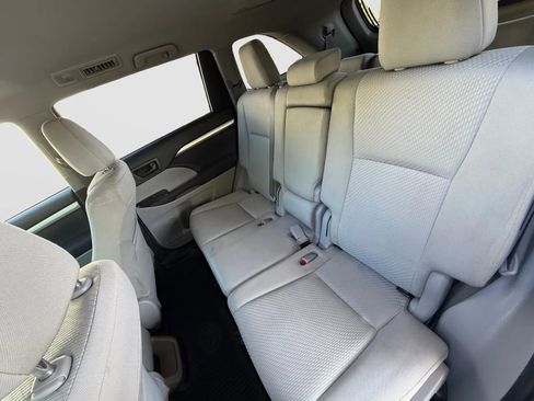 Used 2018 Toyota Highlander LE AWD/4WD image 15