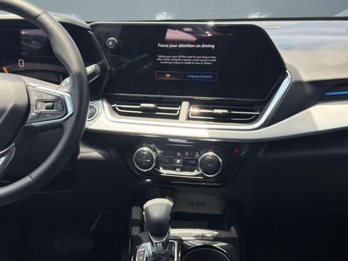 Used 2025 Chevrolet Trax LT w/ LT Convenience Package FWD image 19