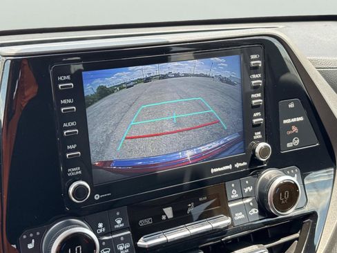 Used 2020 Toyota Highlander XLE AWD/4WD image 29
