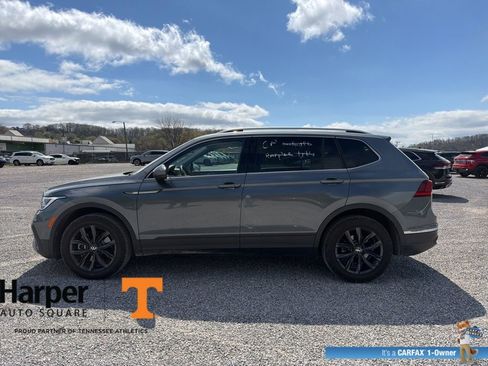 Used 2024 Volkswagen Tiguan SE w/ Panoramic Sunroof Package image 2