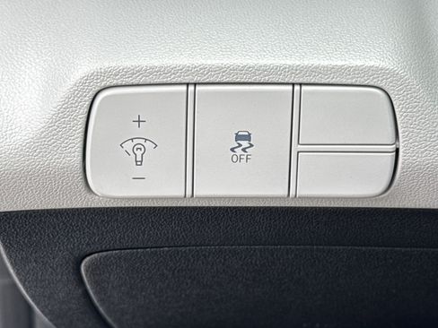 Used 2024 Hyundai Elantra Limited image 25