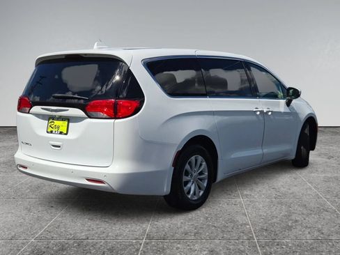 Used 2017 Chrysler Pacifica Touring FWD image 4