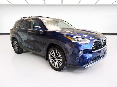 Used 2022 Toyota Highlander Platinum FWD image 3