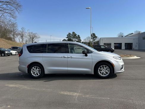 Used 2024 Chrysler Pacifica Touring-L image 29