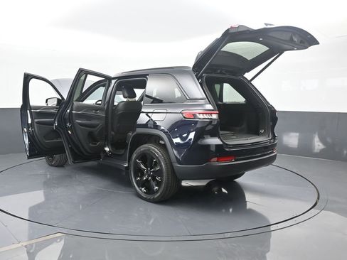 Used 2024 Jeep Grand Cherokee Limited w/ Black Appearance Package image 78