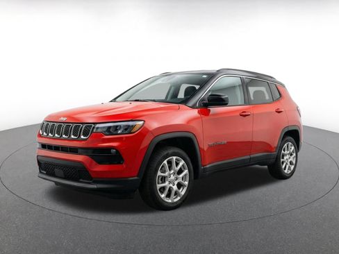 Used 2025 Jeep Compass Limited AWD/4WD image 3