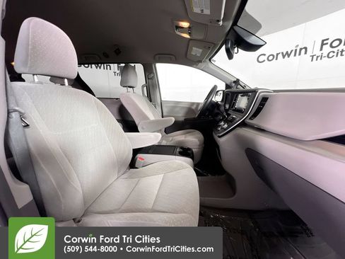 Used 2018 Toyota Sienna LE FWD image 18