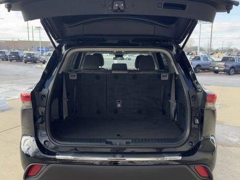 Used 2023 Toyota Highlander L image 13