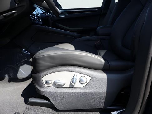 Certified 2025 Porsche Macan image 34