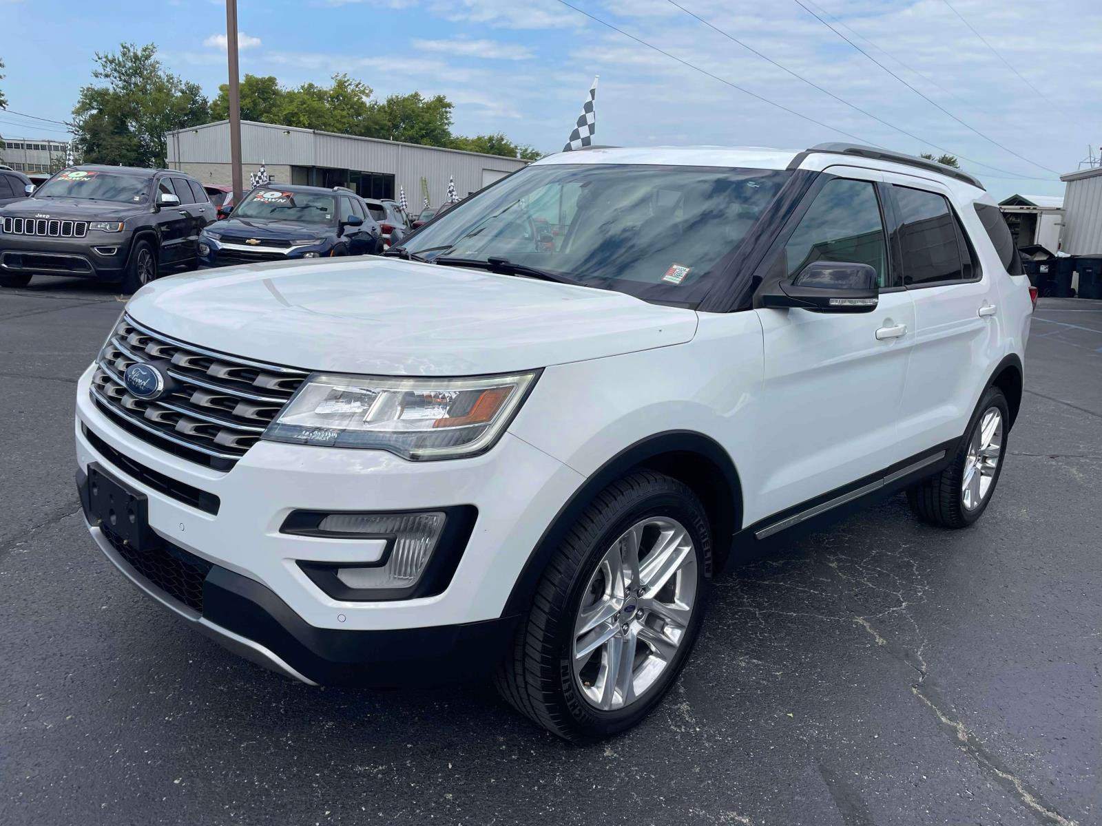 Used 2017 Ford Explorer XLT w/ Equipment Group 202A AWD/4WD image 3