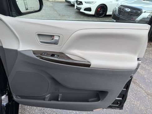 Used 2016 Toyota Sienna XLE FWD image 25