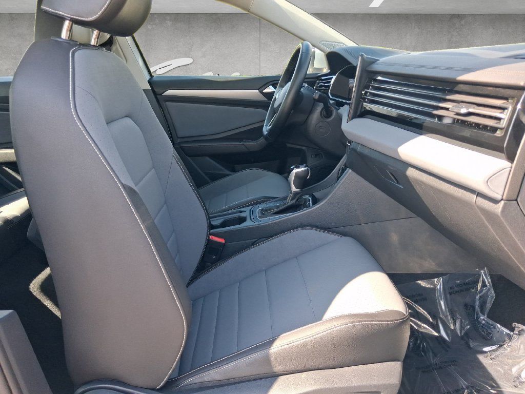 Used 2025 Volkswagen Jetta SE FWD image 24