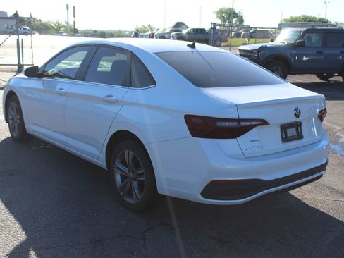 Used 2024 Volkswagen Jetta SE FWD image 4