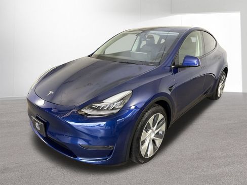 Used 2022 Tesla Model Y Long Range AWD/4WD image 24