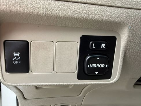 Used 2013 Toyota Corolla LE FWD image 25