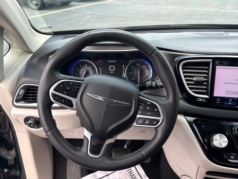 Used 2023 Chrysler Pacifica Touring-L FWD image 26
