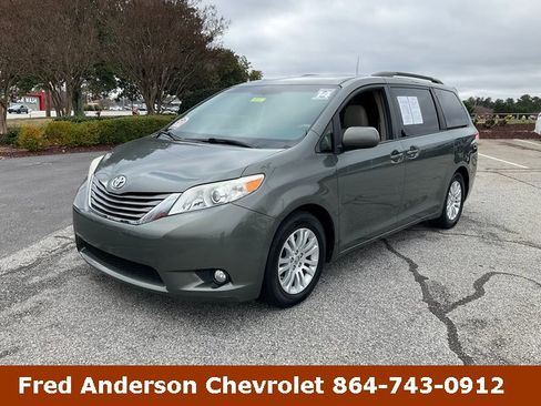Used 2014 Toyota Sienna XLE image 1