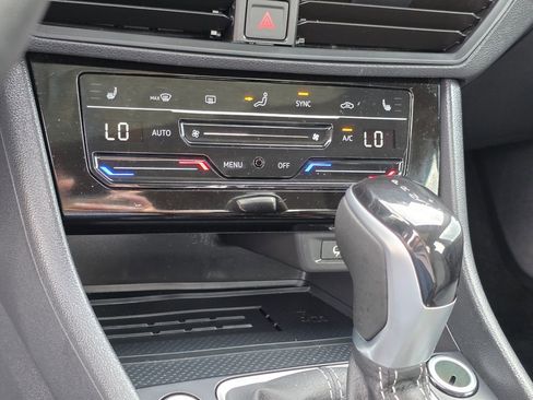 Used 2025 Volkswagen Jetta SE image 24