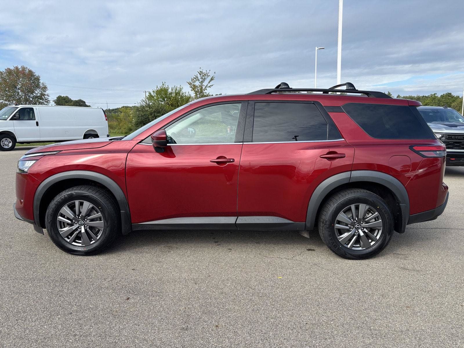 Used 2024 Nissan Pathfinder SV w/ Lighting Package (N92) AWD/4WD image 2