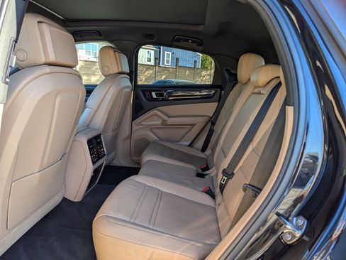 Used 2021 Porsche Cayenne Coupe image 14