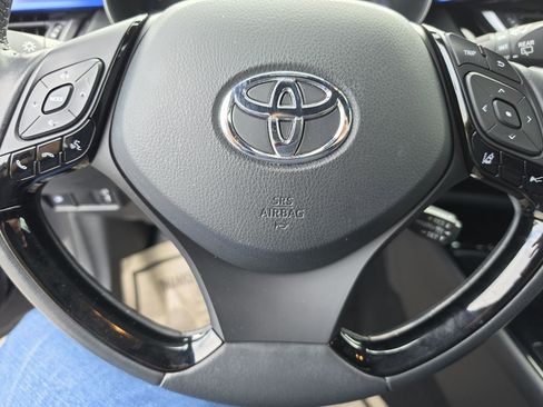 Used 2021 Toyota C-HR XLE FWD image 10