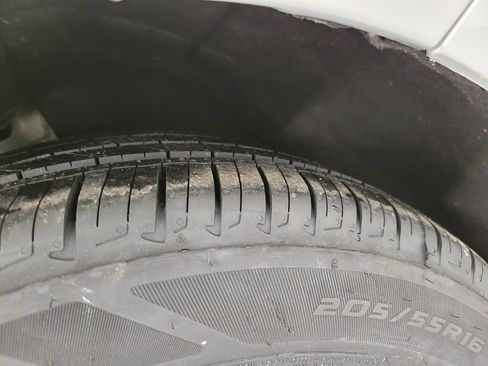 Used 2017 Chevrolet Cruze LT w/ Convenience Package image 4