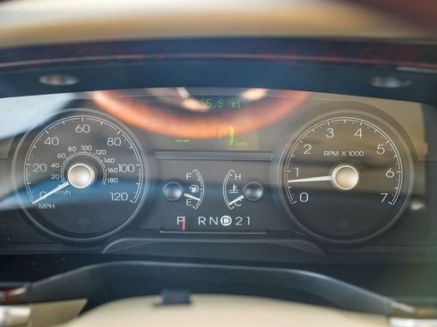 Used 2008 Lincoln Town Car Signature Limited image 25