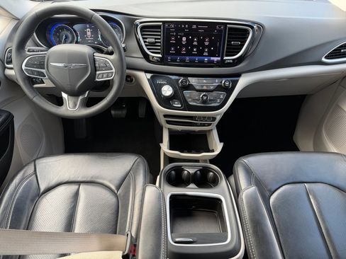 Used 2022 Chrysler Pacifica Touring-L image 15