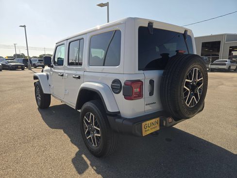 Used 2025 Jeep Wrangler Unlimited Sahara AWD/4WD image 5