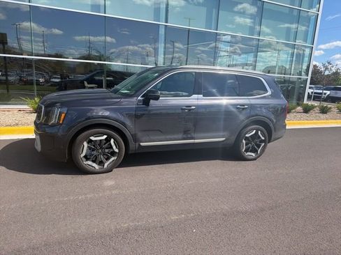 Used 2025 Kia Telluride S FWD image 3