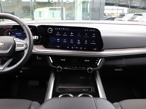 Used 2025 Chevrolet Suburban LS RWD image 24