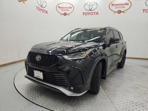 Used 2023 Toyota Highlander XSE image 2