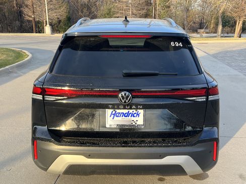 Used 2025 Volkswagen Tiguan S image 9