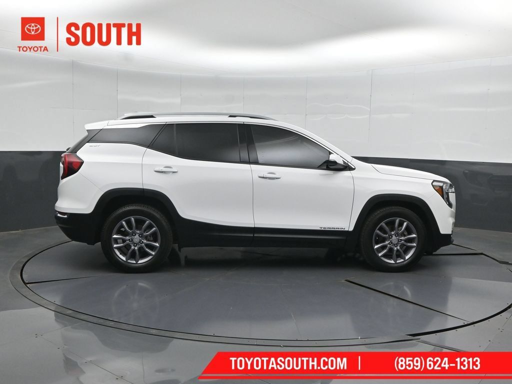 Used 2023 GMC Terrain SLT FWD image 3