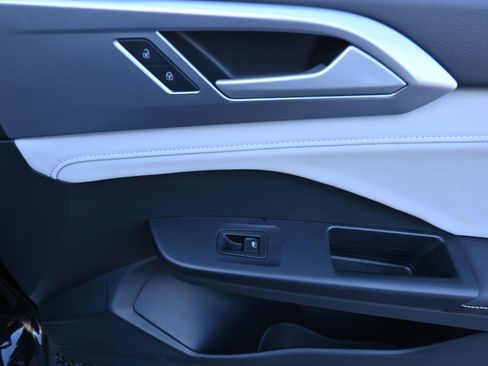 Used 2025 Volkswagen Taos SE image 21