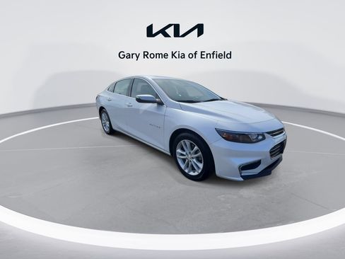 Used 2018 Chevrolet Malibu LT FWD image 2