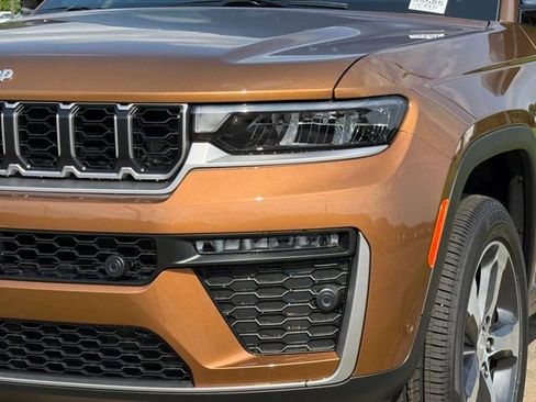 New 2026 Jeep Grand Cherokee L Limited w/ Luxury Tech Group II AWD/4WD image 11