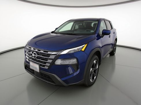 Used 2025 Nissan Rogue SV image 3