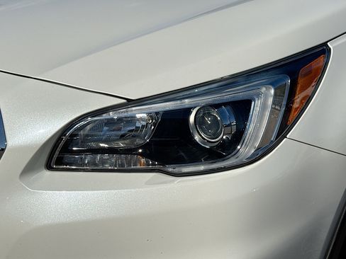 Used 2017 Subaru Outback 2.5i Premium image 9