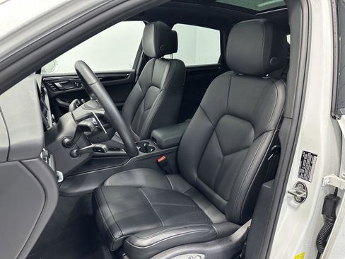 Certified 2025 Porsche Macan image 5
