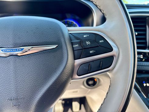 Used 2020 Chrysler Pacifica Limited FWD image 19