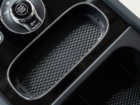 Used 2024 Bentley Bentayga V8 image 33