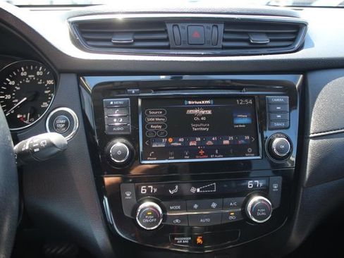 Used 2018 Nissan Rogue SV AWD/4WD image 4