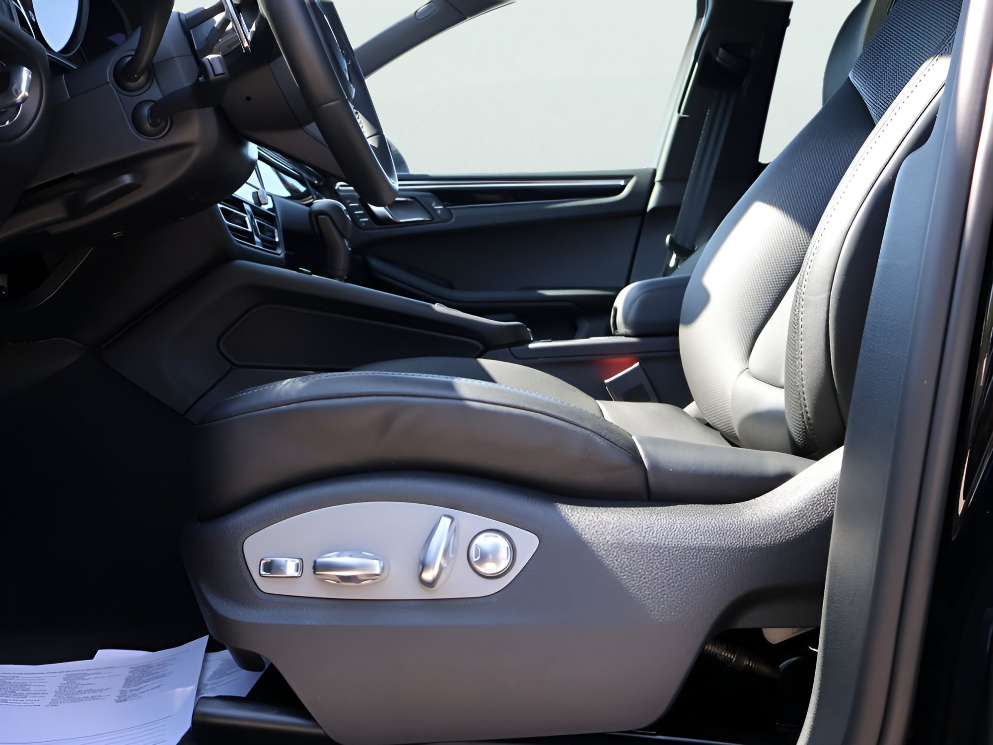Certified 2026 Porsche Macan AWD/4WD image 36