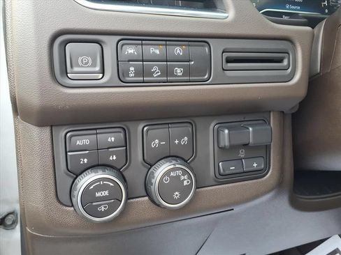 Used 2023 Chevrolet Suburban Z71 w/ Z71 Off-Road Package AWD/4WD image 19