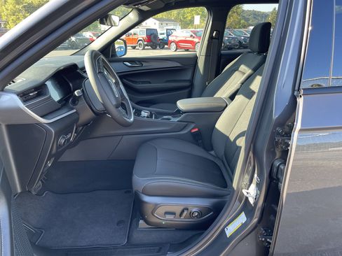 New 2025 Jeep Grand Cherokee Laredo X image 10