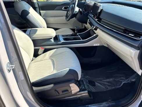 New 2026 Kia Carnival EX image 13